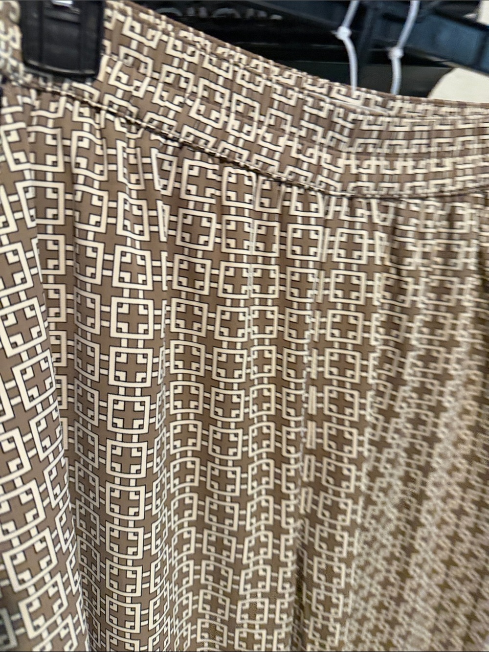 Gorgeous Abercrombie & Fitch Tan Patterned Wide-Leg Pants with Contrast Hem - Picture 3 of 5
